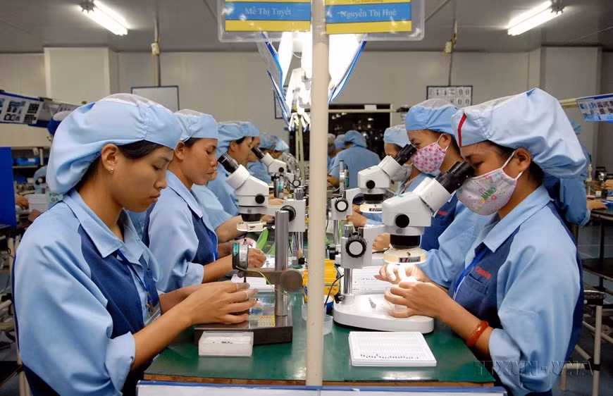Las mujeres vietnamitas, que representan más del 50 por ciento de la población y más del 48 por ciento de la fuerza laboral social, están presentes en todos los campos. En la foto: trabajadoras que producen componentes electrónicos en la fábrica Canon en el parque industrial Pho Noi A (Hung Yen).