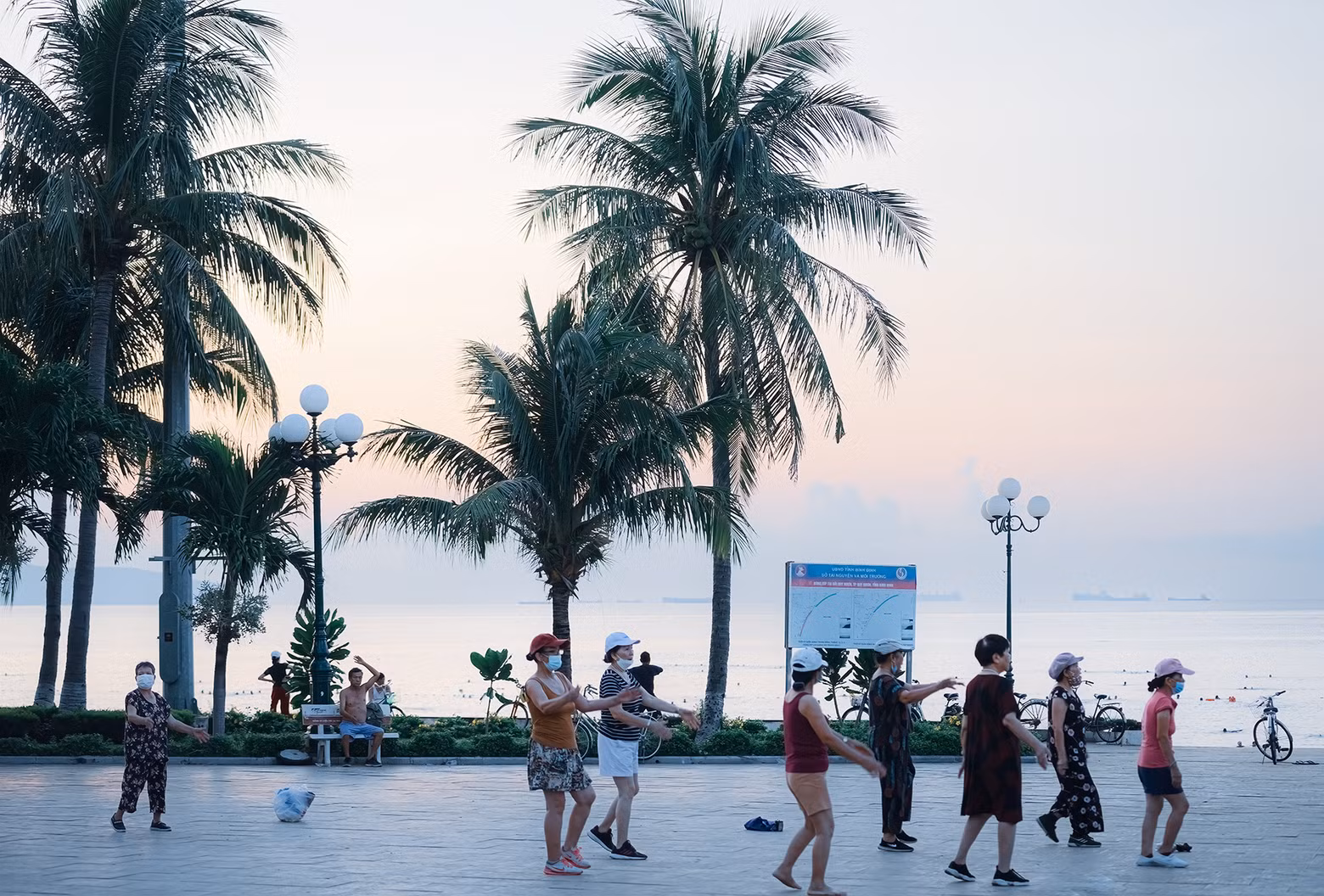 Los turistas participan con los residentes en actividades deportivas como fútbol, voleibol y carreras. Los turistas participan con los residentes en actividades deportivas como fútbol, voleibol y carreras.