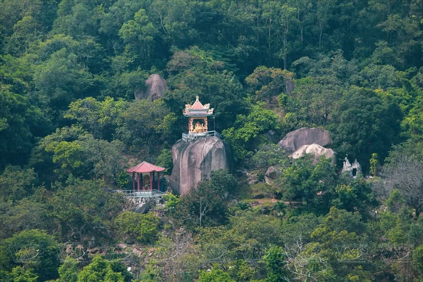 Pagodas antiguas entre la sombra de los árboles en la montaña Chua Chan.