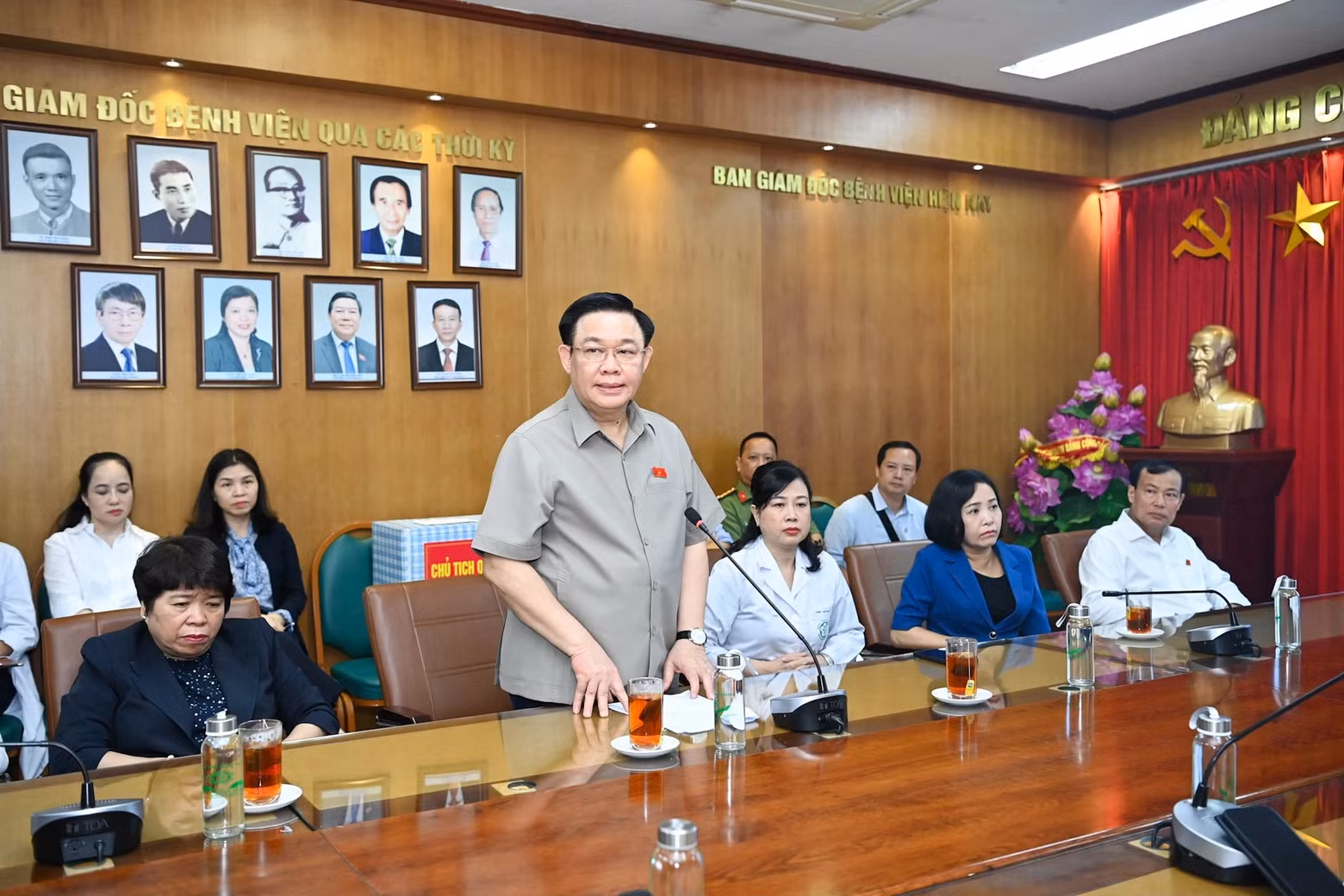 Vuong Dinh Hue y los médicos del Hospital de Bach Mai. Vuong Dinh Hue y los médicos del Hospital de Bach Mai.