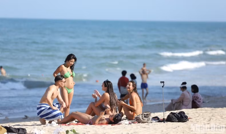Turistas internacionales en la playa.
