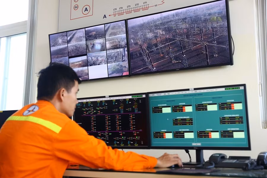 Trabajadores de la central Gia Lai de servicio en la subestación Plaiku 2 de 500 kV. Trabajadores de la central Gia Lai de servicio en la subestación Plaiku 2 de 500 kV.
