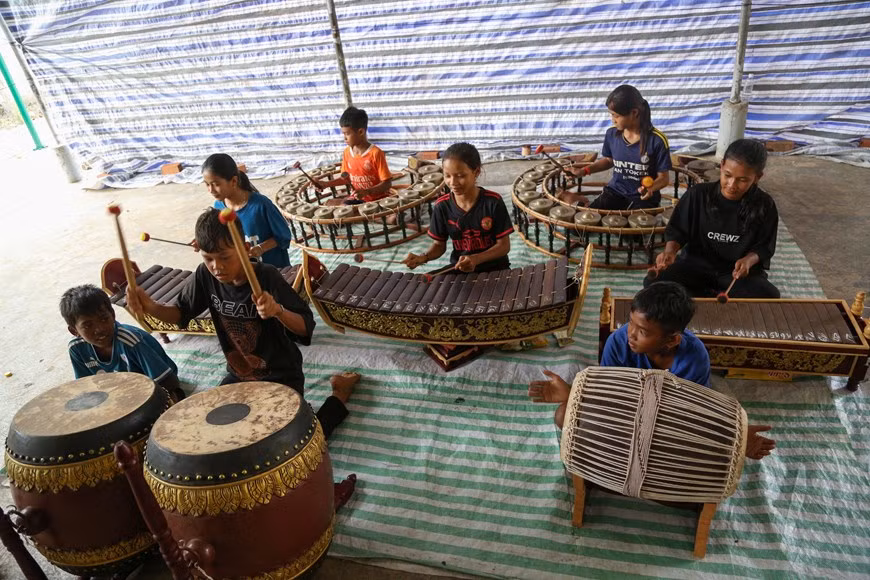 Los niños practican con la orquesta en la Pagoda Ka Ot. Los niños practican con la orquesta en la Pagoda Ka Ot.