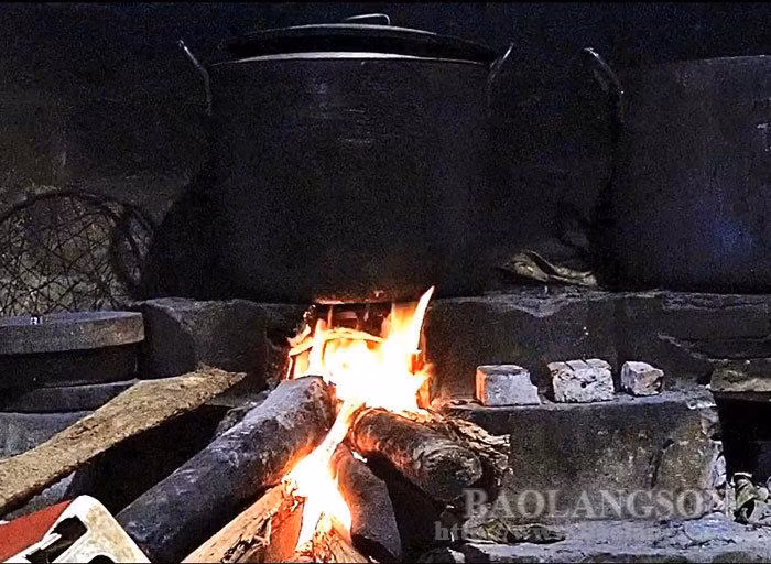 Cada olla de unos 50 pasteles suele cocinarse con leña durante ocho horas. El fuego debe estar estable para que los pasteles se cocinen bien.