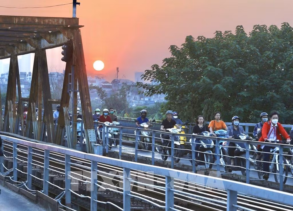 Atardecer en el puente de Long Bien.