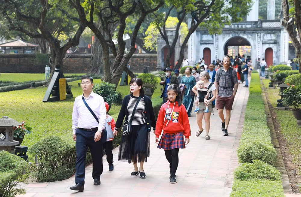 Las entradas a los monumentos históricos de Hanoi cuestan actualmente 70 mil VND para los turistas nacionales y extranjeros, y 35 mil VND para las personas mayores de 60 años y los estudiantes mayores de 16 años con DNI. Los menores de 16 años pueden entrar gratis.