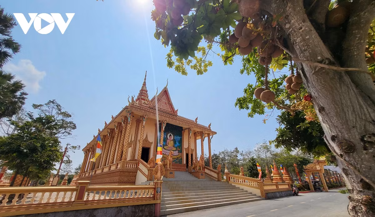 La sala principal, donde el pueblo adora al Buda, se erige en el centro de la pagoda.