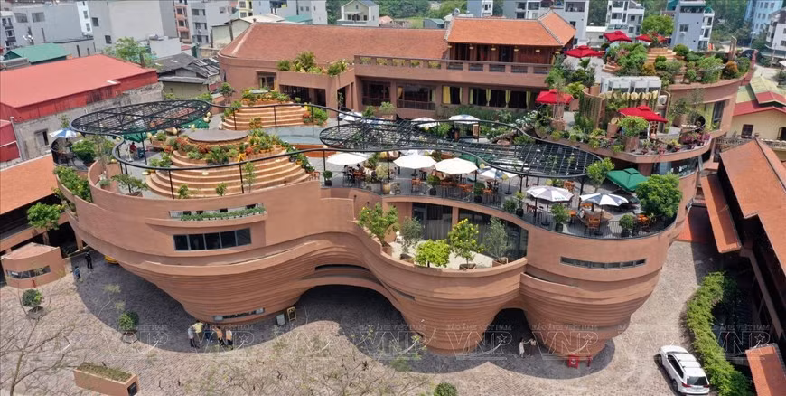 La obra se construyó en una superficie de tres mil 300 metros en la aldea de Bat Trang, a unos 15 kilómetros del centro de la capital de Hanói.