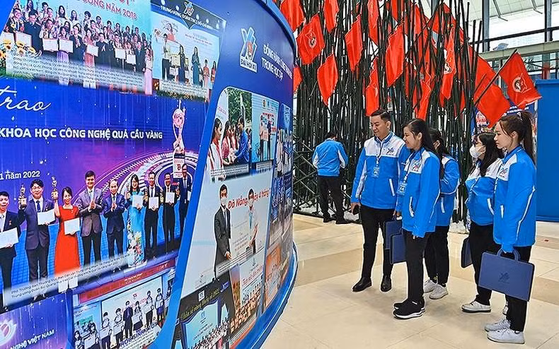 Delegados en la exhibición.