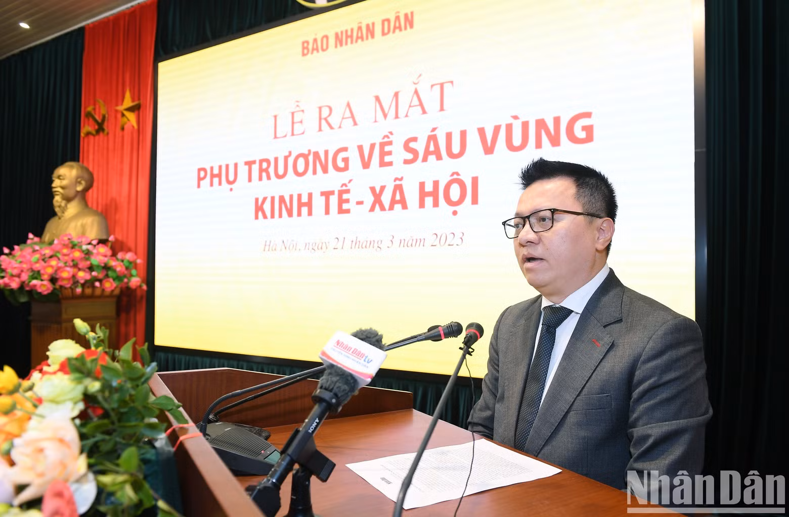 [Foto] Periódico Nhan Dan lanza subpágina sobre seis regiones socioeconómicas ảnh 3