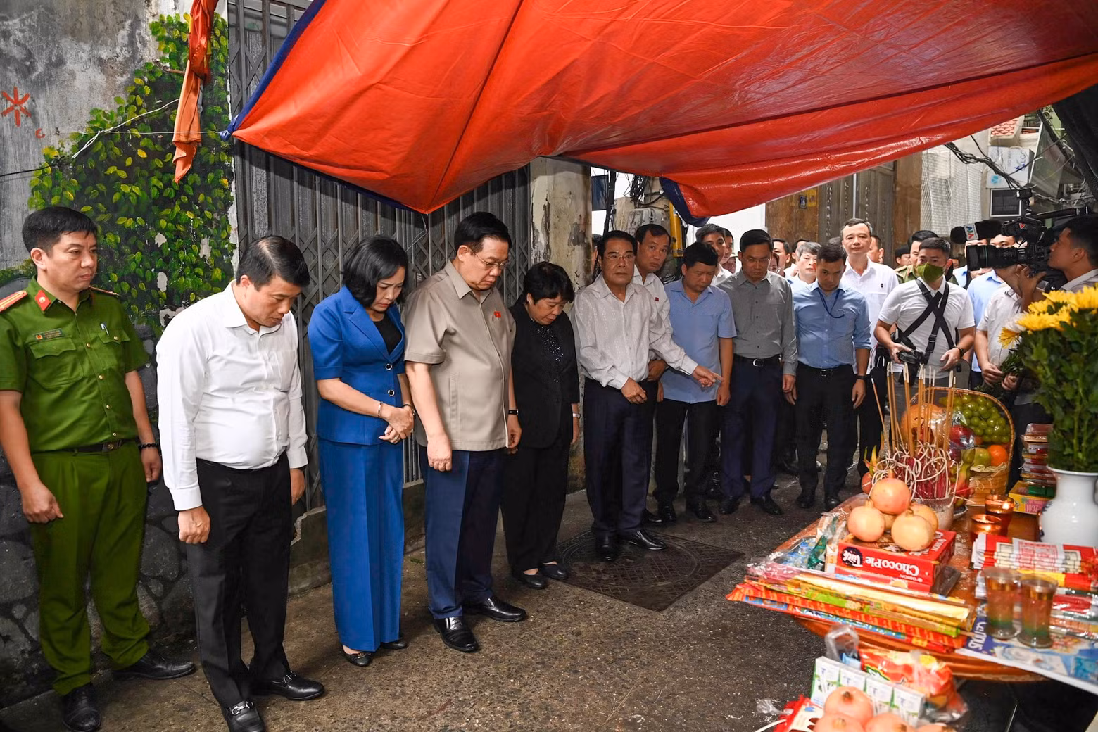 Vuong Dinh Hue y los delegados rinden homenaje a las víctimas. Vuong Dinh Hue y los delegados rinden homenaje a las víctimas.