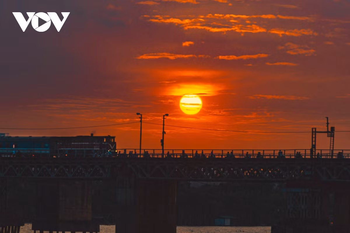 Un tren pasando en medio del atardecer.