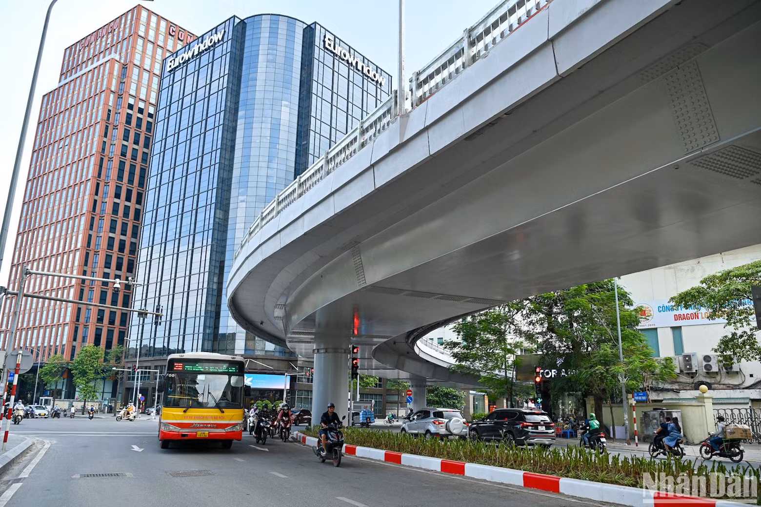 El paso elevado curvo conecta las calles Chua Boc y Pham Ngoc Thach y se inauguró oficialmente el 30 de junio del año pasado. Con una longitud de 300 metros y una anchura de nueve metros, el proyecto pretende mejorar la fluidez del tráfico. El paso elevado curvo conecta las calles Chua Boc y Pham Ngoc Thach y se inauguró oficialmente el 30 de junio del año pasado. Con una longitud de 300 metros y una anchura de nueve metros, el proyecto pretende mejorar la fluidez del tráfico.