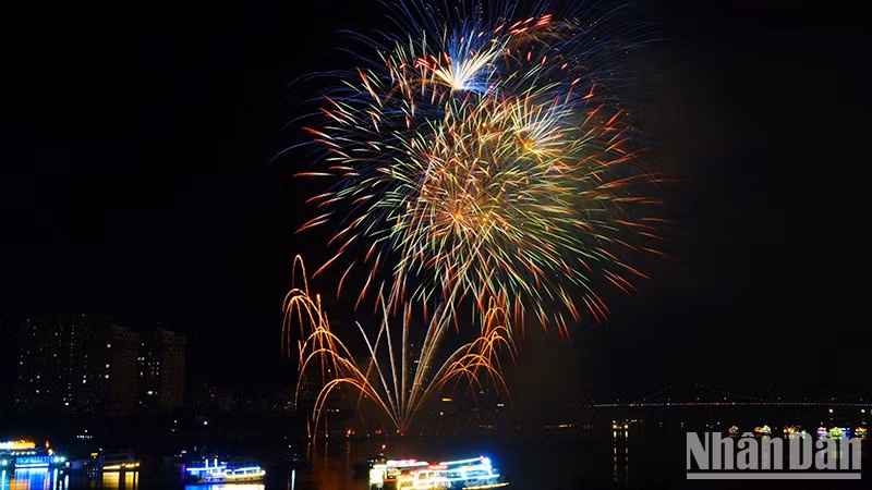 El público viaja por todo el mundo a través de los fuegos artificiales.