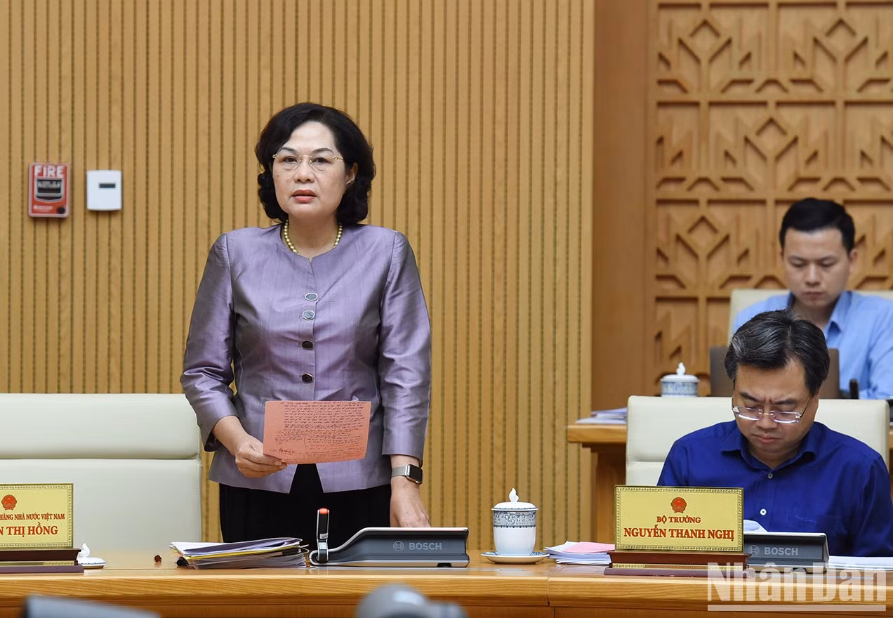 La gobernadora del Banco Estatal Nguyen Thi Hong presenta su informe.