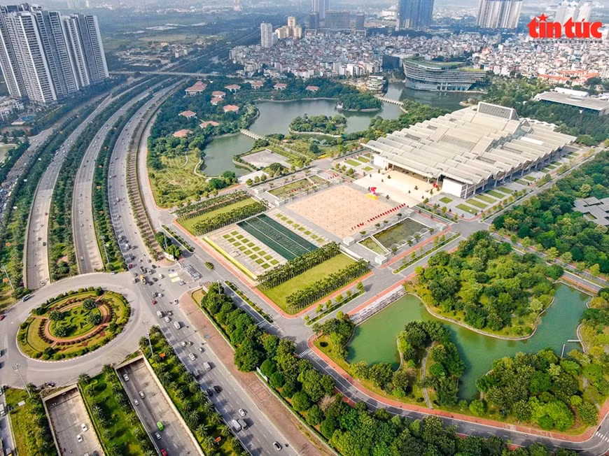 El Centro Nacional de Convenciones, en número 57 de la calle de Pham Hung, es el complejo de edificios de usos múltiples más grande de la capital. Alberga importantes congresos, conferencias y actividades políticas y comerciales nacionales e internacionales. El Centro Nacional de Convenciones, en número 57 de la calle de Pham Hung, es el complejo de edificios de usos múltiples más grande de la capital. Alberga importantes congresos, conferencias y actividades políticas y comerciales nacionales e internacionales.