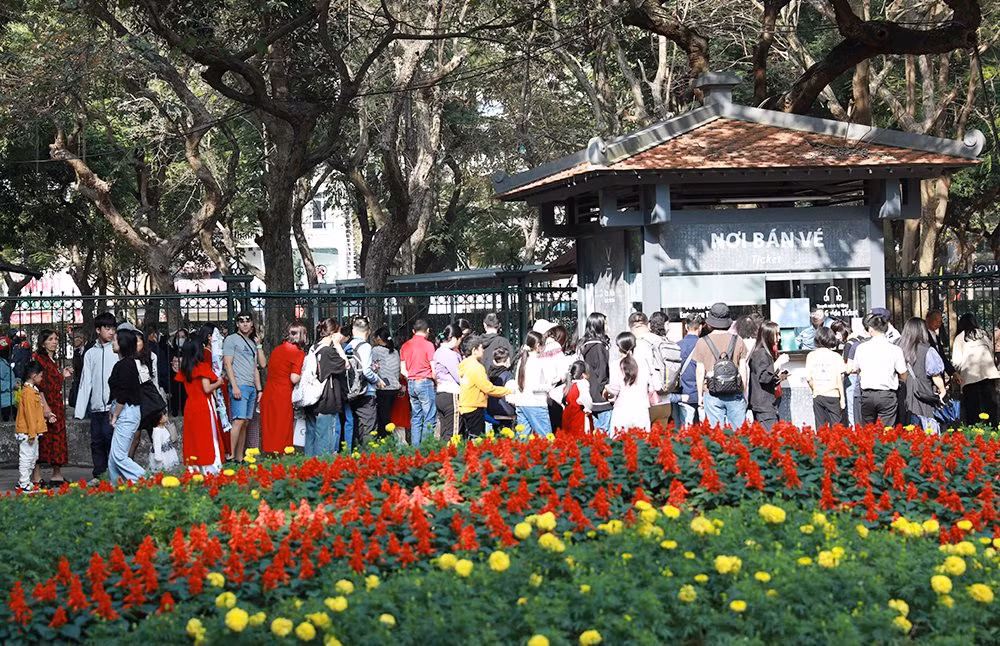 Después de las 9:00 de la mañana, capitalinos y turistas internacionales están alineados para comprar entradas al Templo de la Literatura.
