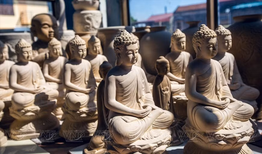 Productos de cerámica tallados con la imagen de Buda están listos para recibir los siguientes pasos en el proceso creativo, antes de ser exhibidos.