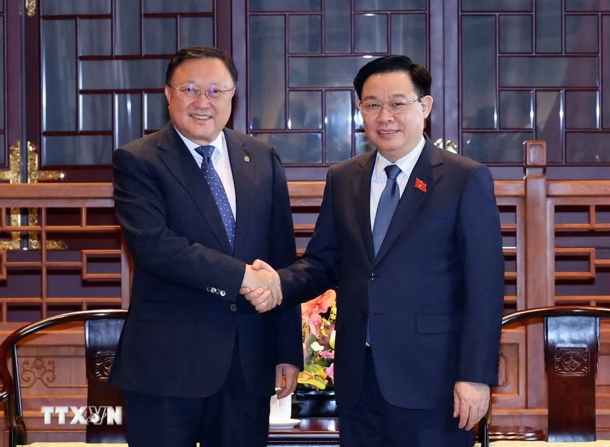 El presidente de la Asamblea Nacional de Vietnam, Vuong Dinh Hue (derecha), y el presidente de la Compañía de Construcción de Comuniciones de China (CCCC), Wang Tongzhou. (Fotografía: VNA) El presidente de la Asamblea Nacional de Vietnam, Vuong Dinh Hue (derecha), y el presidente de la Compañía de Construcción de Comuniciones de China (CCCC), Wang Tongzhou. (Fotografía: VNA)