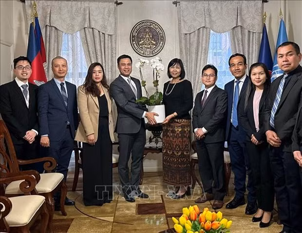 El embajador Dang Hoang Giang, jefe de la misión permanente de Vietnam ante las Naciones Unidas (ONU), felicita a las delegaciones permanentes de Camboya. (Fotografía: VNA) El embajador Dang Hoang Giang, jefe de la misión permanente de Vietnam ante las Naciones Unidas (ONU), felicita a las delegaciones permanentes de Camboya. (Fotografía: VNA)