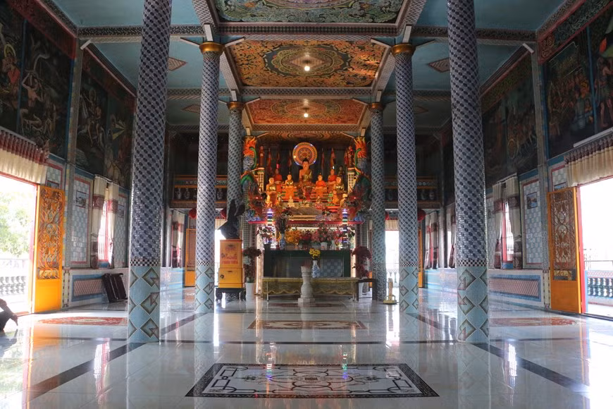 En el interior del santuario principal del templo Sa Lon, se venera solo a Buda Shakyamuni.