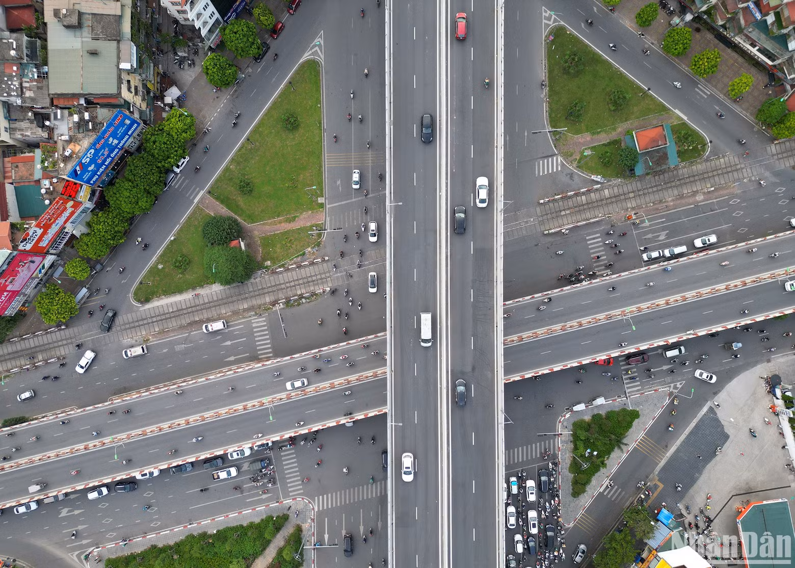 Se espera que la carretera de circunvalación elevada 2 resuelva la congestión del tráfico y propicie el desarrollo, los negocios y los servicios a los residentes en la zona. Se espera que la carretera de circunvalación elevada 2 resuelva la congestión del tráfico y propicie el desarrollo, los negocios y los servicios a los residentes en la zona.