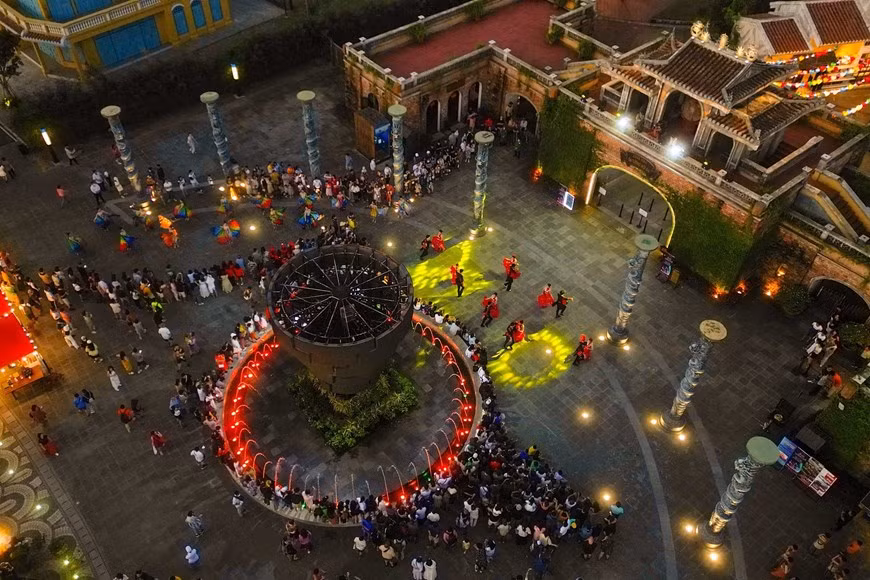 Las actividades culturales y de entretenimiento atraen a muchos turistas al sitio.