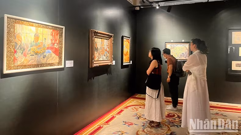 En la exposición.