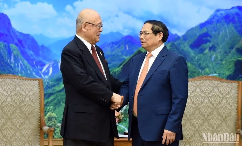 El primer ministro de Vietnam, Pham Minh Chinh (derecha), y Takebe Tsutomu, asesor especial de la Alianza Parlamentaria de Amistad Japón-Vietnam.