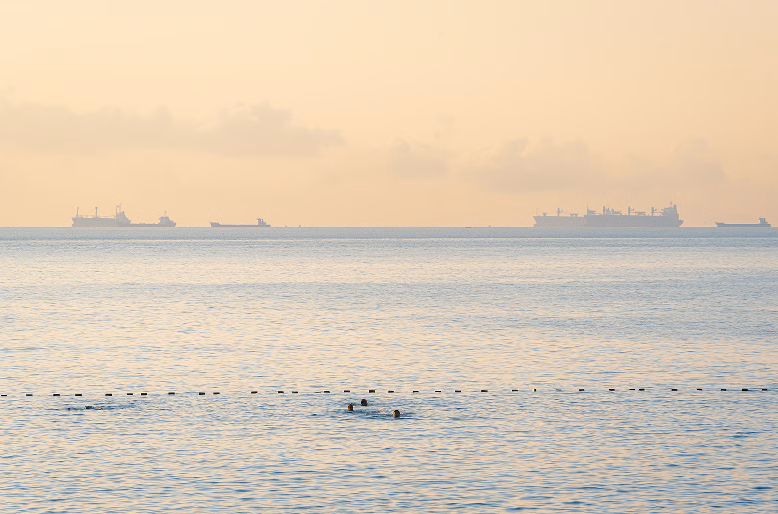 Muchos turistas visitan Quy Nhon, sobre todo en verano. La web de viajes Lonely Planet calificó Quy Nhon en enero como uno de los mejores lugares y experiencias de Vietnam, y el periódico Sydney Morning Herald se refirió a ella como las "Maldivas de Vietnam" en febrero. Muchos turistas visitan Quy Nhon, sobre todo en verano. La web de viajes Lonely Planet calificó Quy Nhon en enero como uno de los mejores lugares y experiencias de Vietnam, y el periódico Sydney Morning Herald se refirió a ella como las "Maldivas de Vietnam" en febrero.