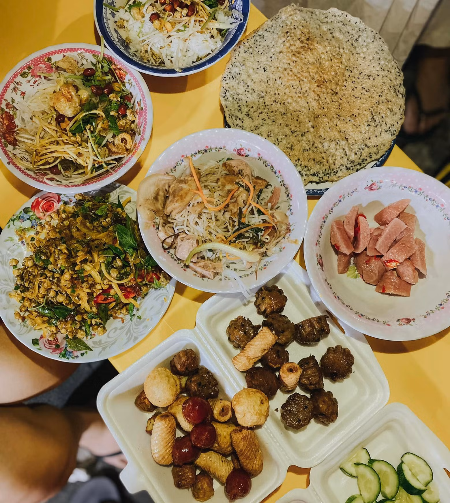 Delicias en una cafetería frente al mercado de Dong Ba.