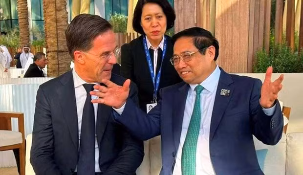 El primer ministro Pham Minh Chinh (derecha) conversa con su par holandés Mark Rutte. (Fotograf'ia: baochinhphu.vn)