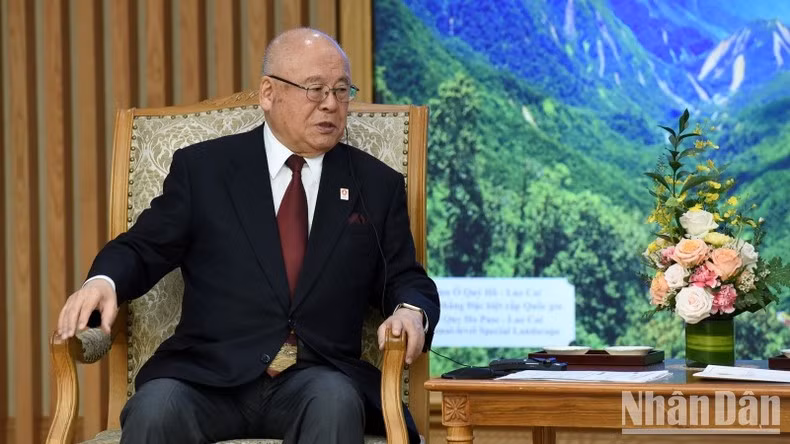 El asesor especial de la Alianza Parlamentaria de Amistad Japón-Vietnam, Takebe Tsutomu.