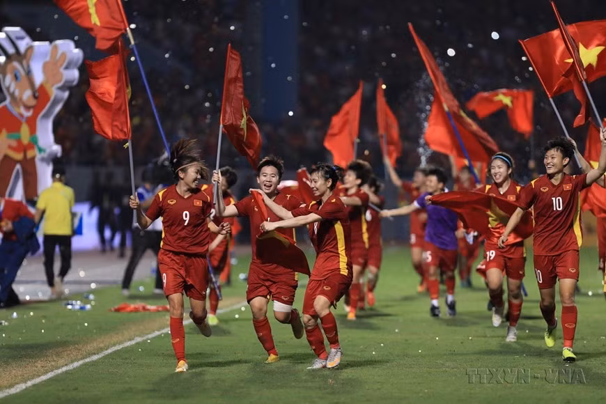 Las chicas "doradas" del fútbol vietnamita celebran la victoria en el partido final del fútbol femenino de los SEA Games 31, el 21 de mayo de 2022, en el estadio Cam Pha (provincia de Quang Ninh).