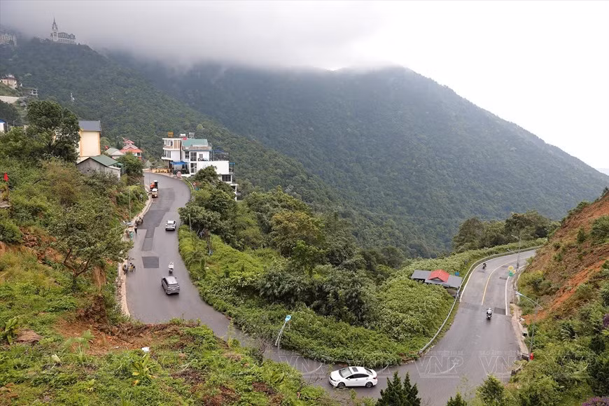 El camino al pueblo Tam Dao es sinuoso, como tiras de seda que cruzan las laderas de las montañas.
