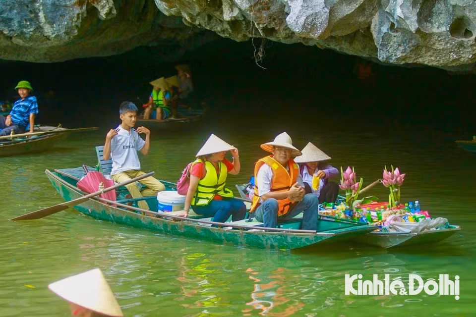 Durante esta temporada, la zona turística de Tam Coc-Trang An atrae a un gran número de visitantes. Durante esta temporada, la zona turística de Tam Coc-Trang An atrae a un gran número de visitantes.