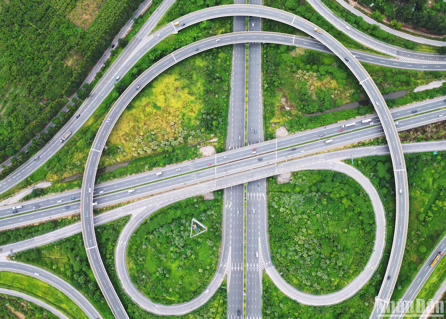 Ubicada en los distritos de Long Bien y Gia Lam, la intersección de la carretera de circunvalación 3 y la autopista Hanói-Hai Phong inicia en el Km 0- 420 (finales de la calle de Co Linh) y termina en el Km 1 + 065,74 (punto final de la primera fase de la construcción). Ubicada en los distritos de Long Bien y Gia Lam, la intersección de la carretera de circunvalación 3 y la autopista Hanói-Hai Phong inicia en el Km 0- 420 (finales de la calle de Co Linh) y termina en el Km 1 + 065,74 (punto final de la primera fase de la construcción).