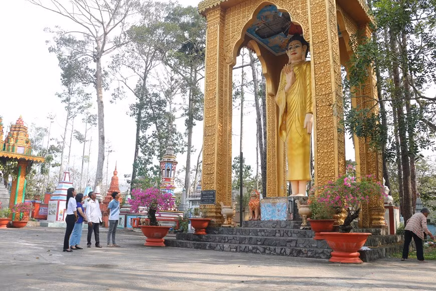 La estatua más grande de Buda Shakyamuni en el jardín de Buda Shakyamuni, detrás del templo Sa Lon.