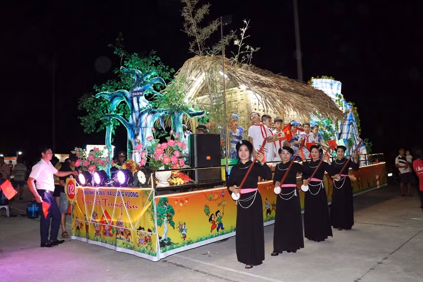 El modelo de linterna está inspirado en el techo de la Casa Comunal de Hong Thai y en el baniano Tan Trao del grupo 6, barrio de Luong Vuong.
