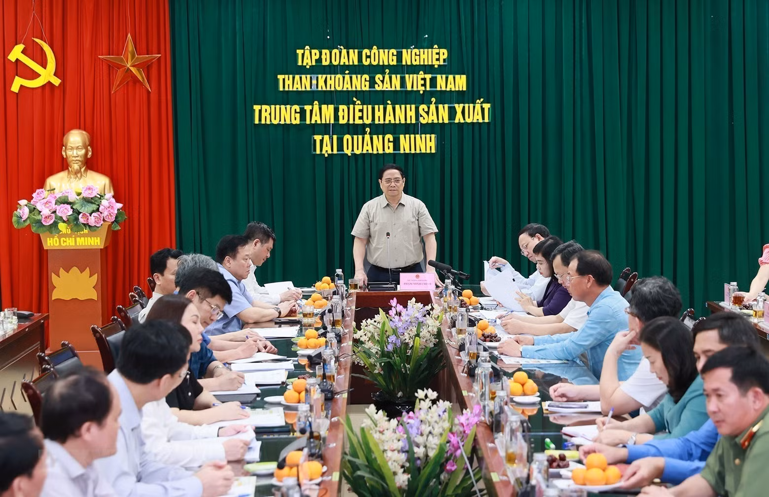 El primer ministro vietnamita, Pham Minh Chinh, se reunió con los dirigentes del Grupo de Industria de Carbón y Minería de Vietnam.
