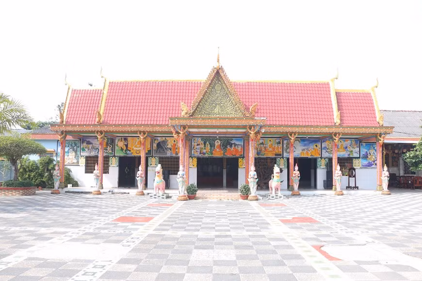 El patio del templo Sa Lon y el santuario principal.