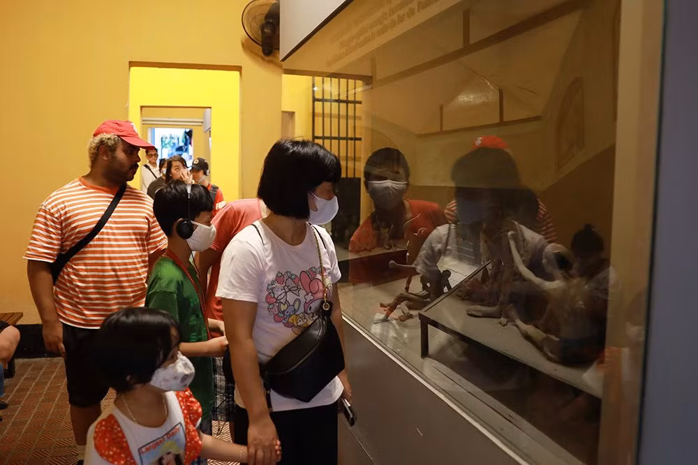 Los capitalinos aprenden y admiran la historia revolucionaria del país.