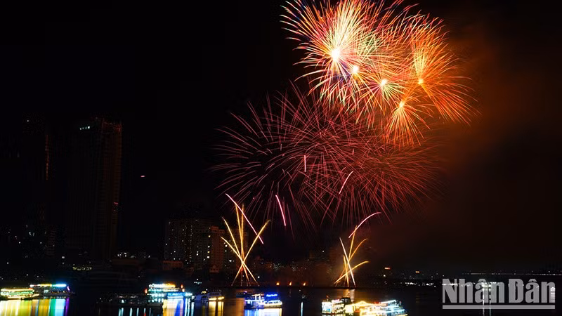 Fuegos artificiales con diseño delicado se disparan hacia el cielo.