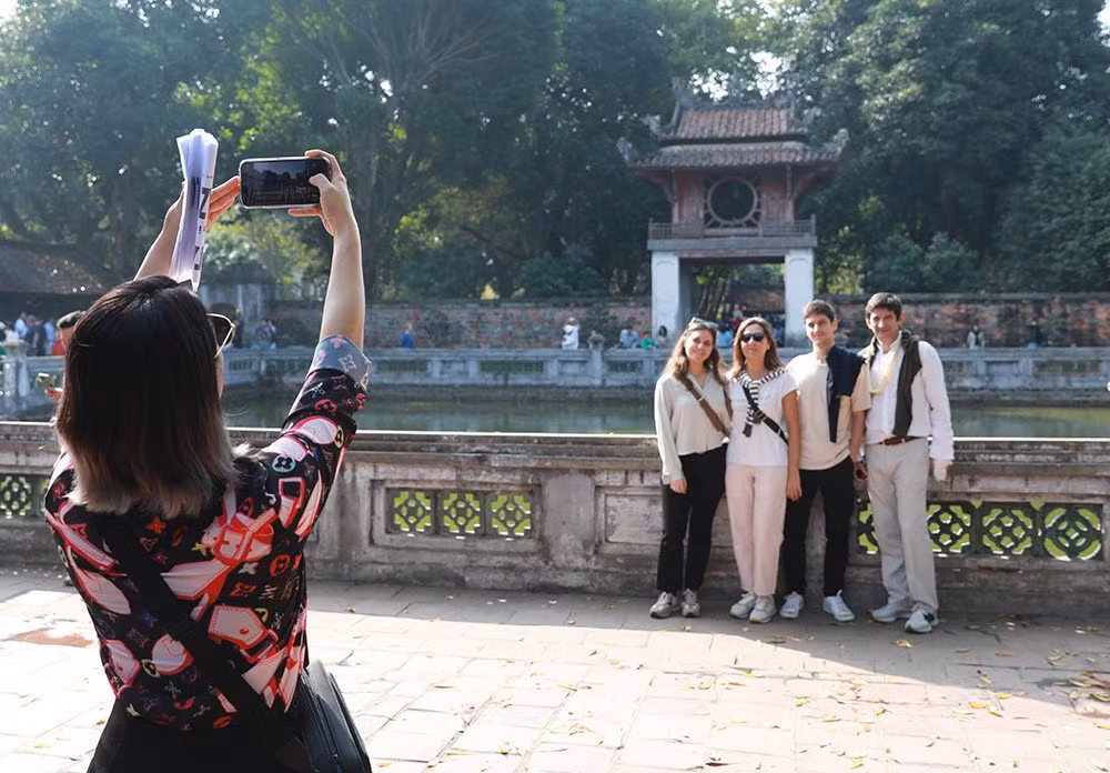 Los turistas internacionales están encantados de visitar un monumento histórico de Vietnam que antes solo conocían en libros.
