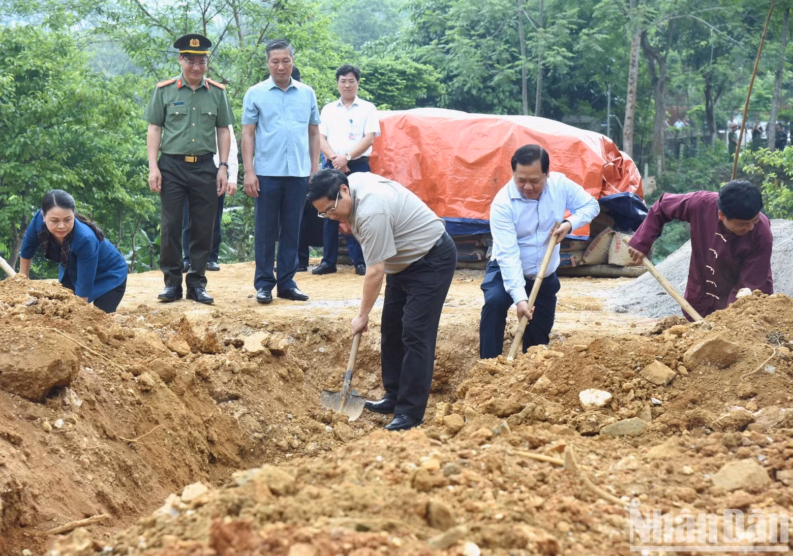 El primer ministro participa en la inauguración de la construcción de casas para las familias con dificultades ecnómicas en Hoa Binh.