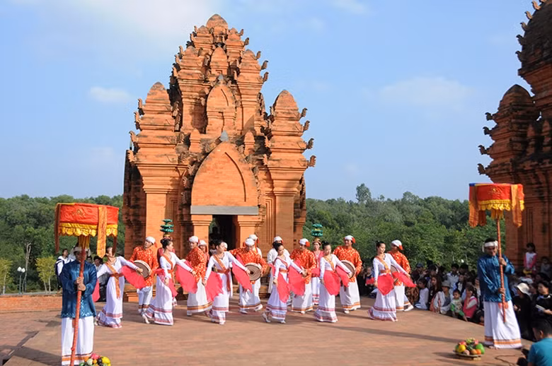 De acuerdo con investigadores del folclore, la danza Cham tiene unos 80 bailes dedicados a igual número de dioses, según la religión de ese pueblo. De acuerdo con investigadores del folclore, la danza Cham tiene unos 80 bailes dedicados a igual número de dioses, según la religión de ese pueblo.