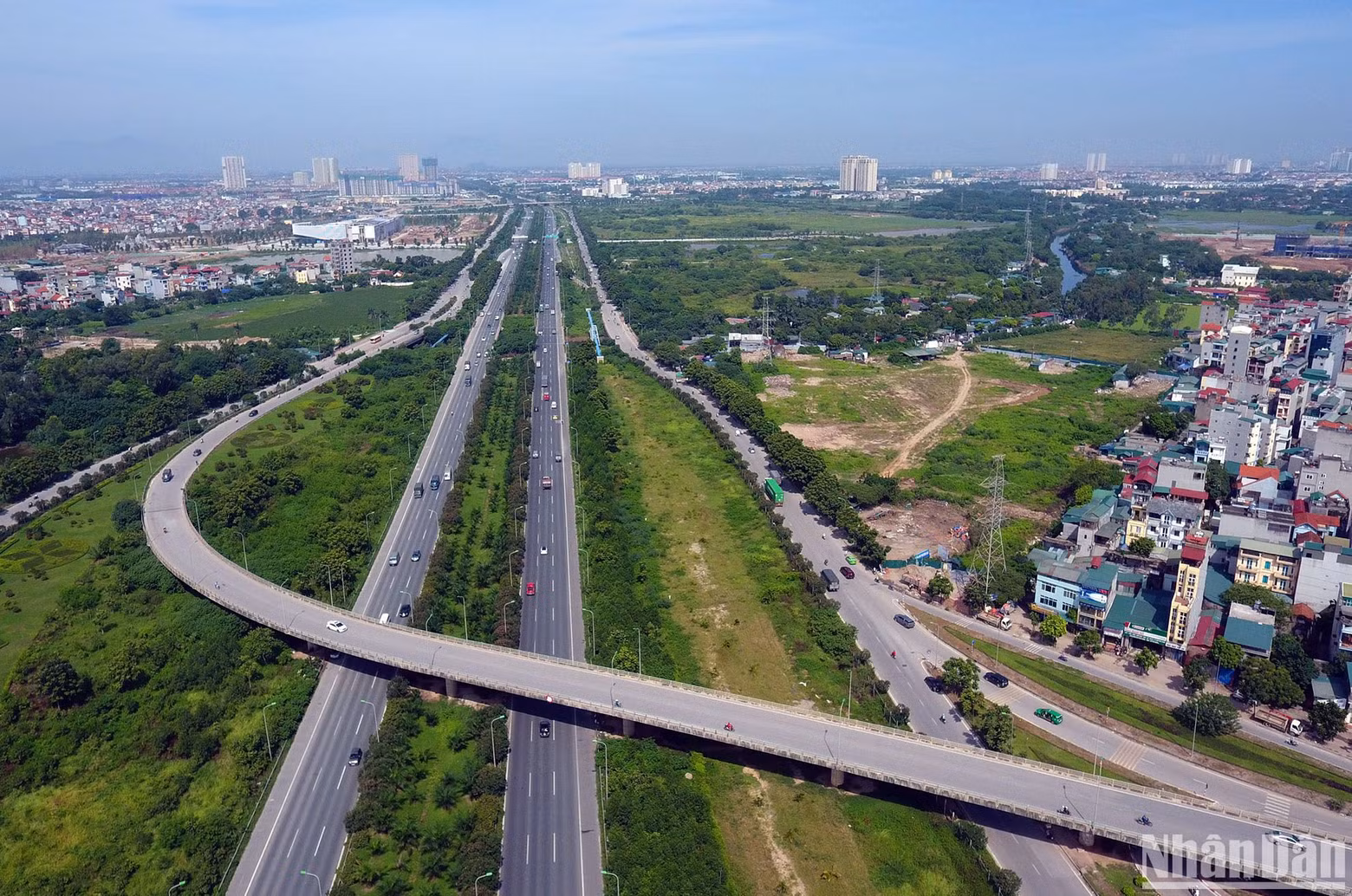 Como parte de la autopista Hanói-Hoa Binh-Son La-Dien Bien, la avenida de Thang Long conecta el centro de Hanói con la carretera nacional 21A, ahora el punto de partida de la carretera Ho Chi Minh. Como parte de la autopista Hanói-Hoa Binh-Son La-Dien Bien, la avenida de Thang Long conecta el centro de Hanói con la carretera nacional 21A, ahora el punto de partida de la carretera Ho Chi Minh.