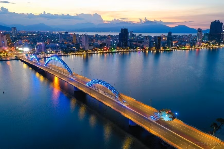 El Puente de Dragón en la ciudad central de Da Nang luce brillante en la noche.