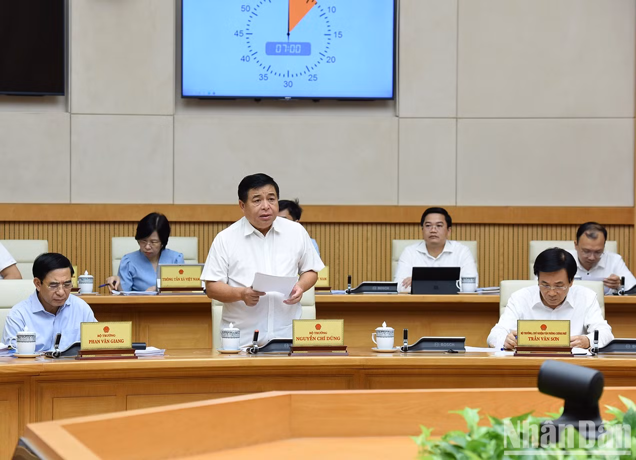 El ministro de Planificación e Inversión Nguyen Chi Dung informa sobre el desarrollo socioeconómico.