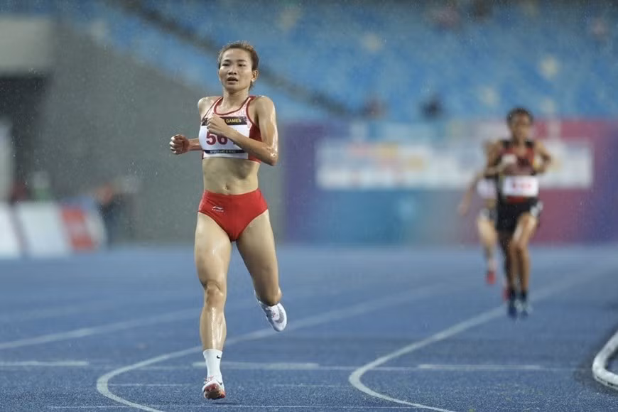 La corredora vietnamita Nguyen Thi Oanh ganó una medalla de oro en la categoría de cinco mil metros femeninos con un récord de 17 minutos 28 segundos.
